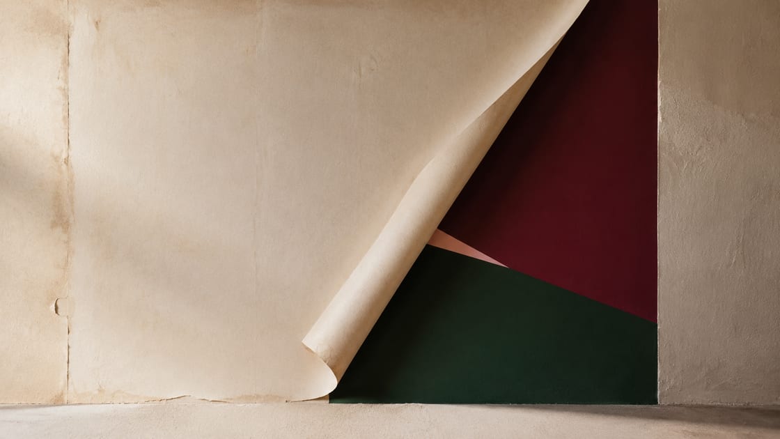 Vana hele paberikiht avanemas uue burgundia- ja rohelise kompositsiooni kohal